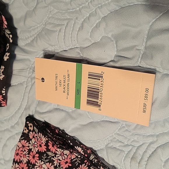 Floral blouse. - Picture 2 of 3